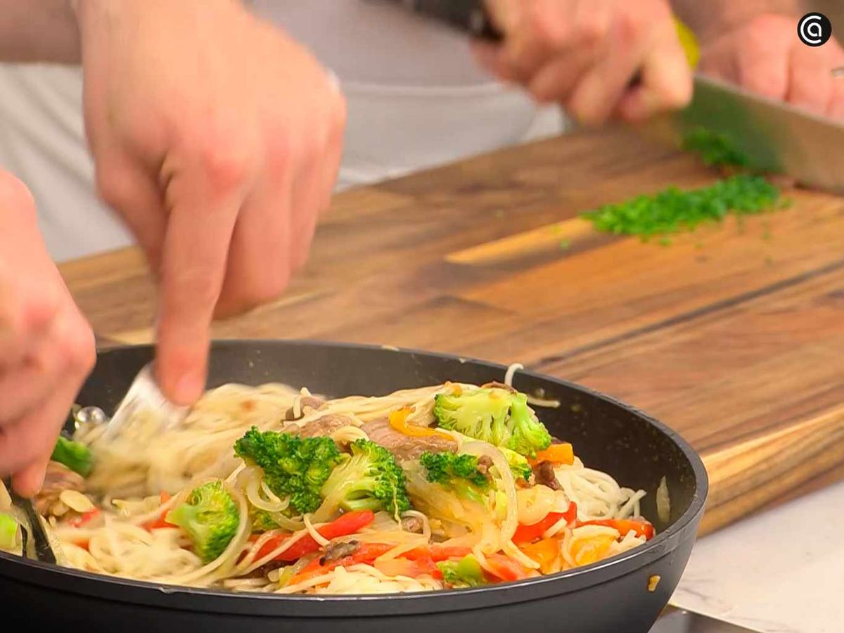 Mezcla los fideos, la carne y las hortalizas