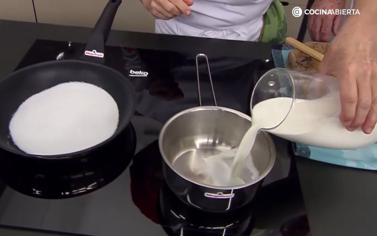 Calienta la leche para elaborar la mezcla del flan