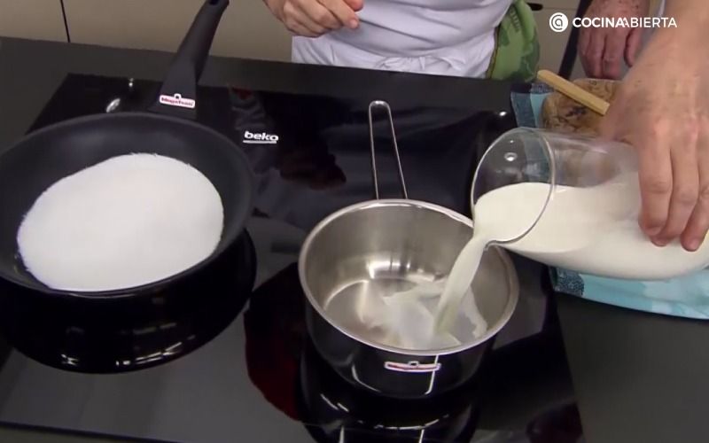 Calienta la leche para elaborar la mezcla del flan