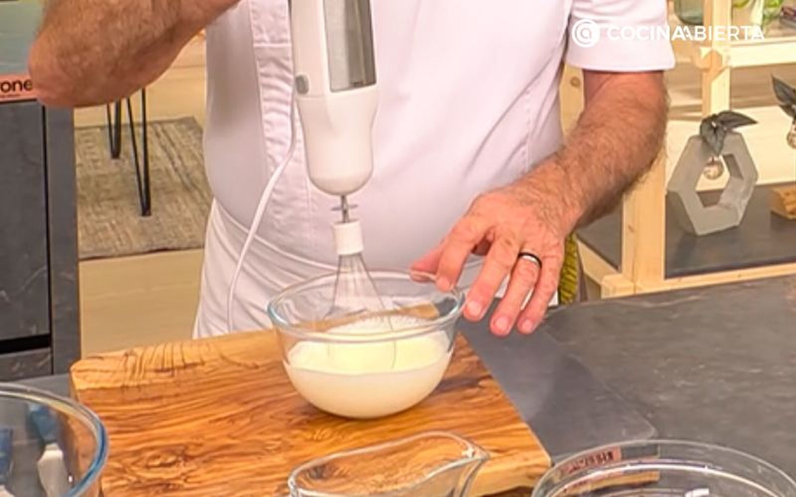 Monta un poco la nata con una batidora de varillas