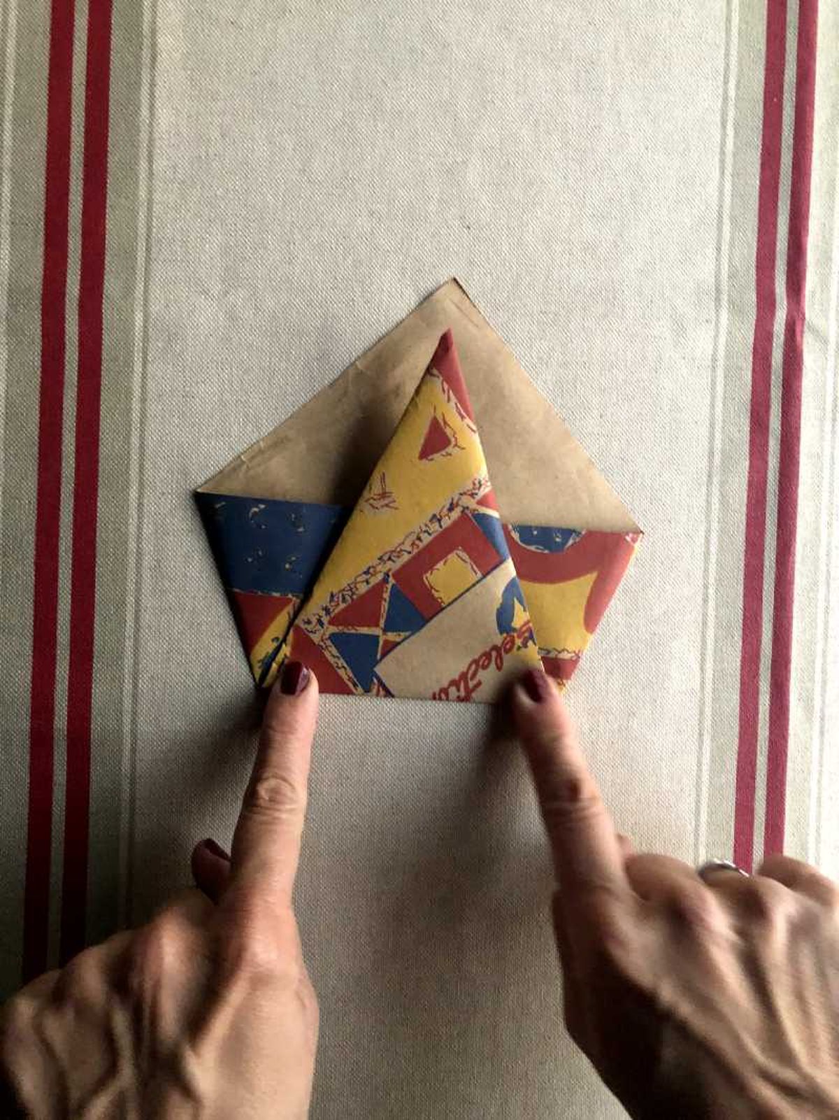 Hacer un sobre de papel kraft.