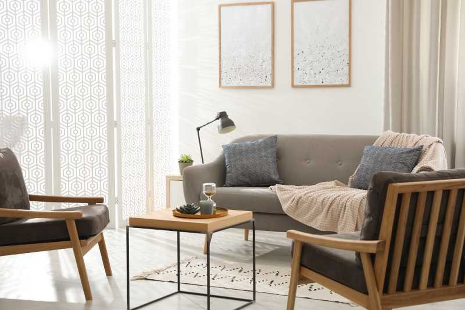 Salón con decoración acogedora y luz natural.
