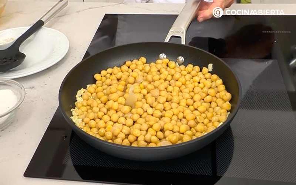 Saltea los garbanzos cocidos durante 2-3 minutos