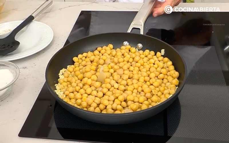 Saltea los garbanzos cocidos durante 2-3 minutos