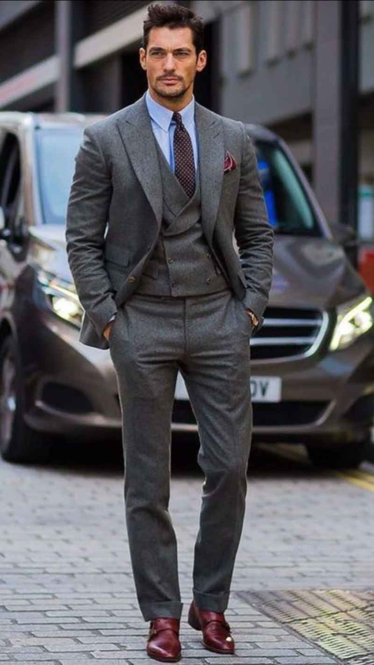 El modelo Davig Gandy con traje gris