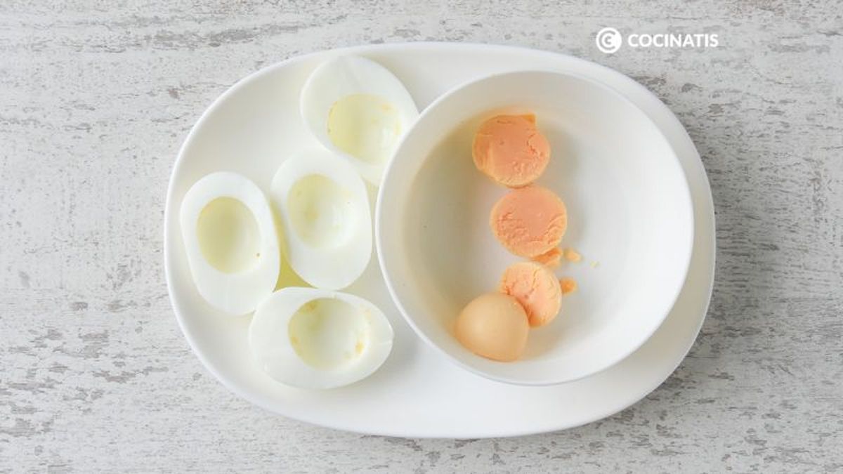 Separamos las yemas de las claras