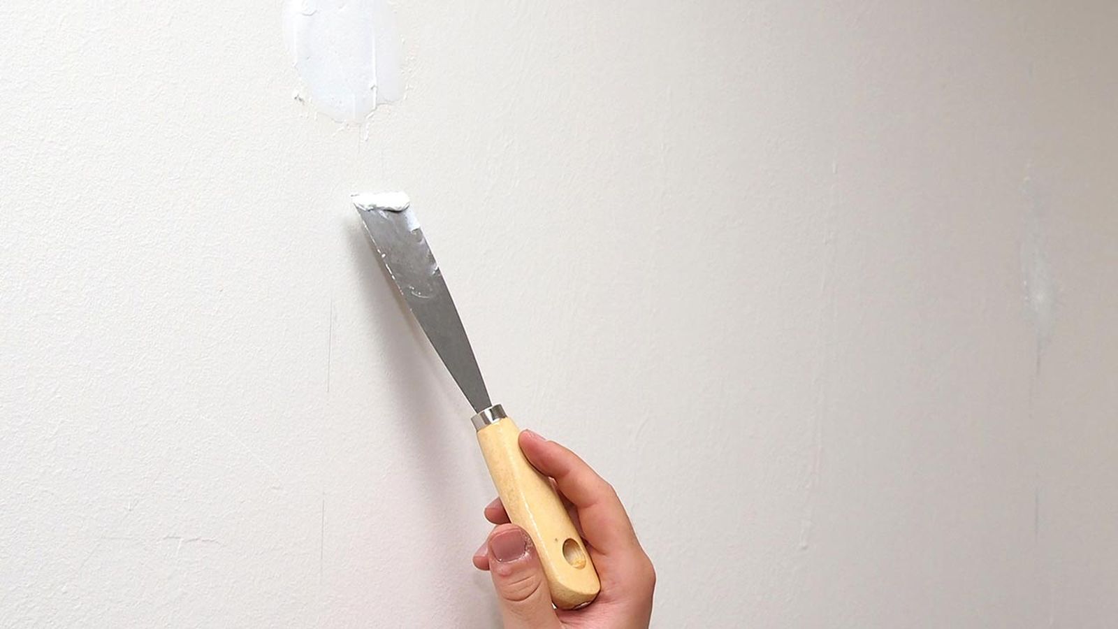 Errores comunes a la hora de pintar una habitación   Preparar pared