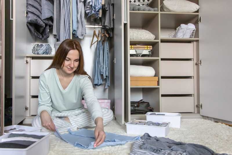 Mujer organizando armario.