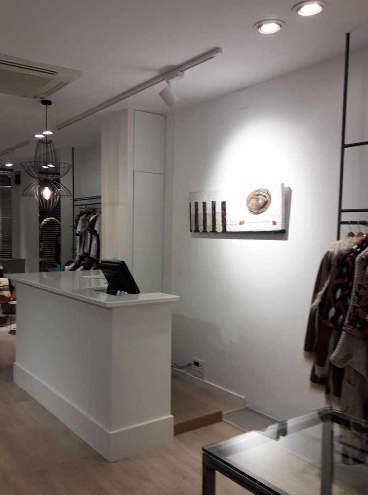 Mostrador de tabiquería y cuadro de Luis Blanco.