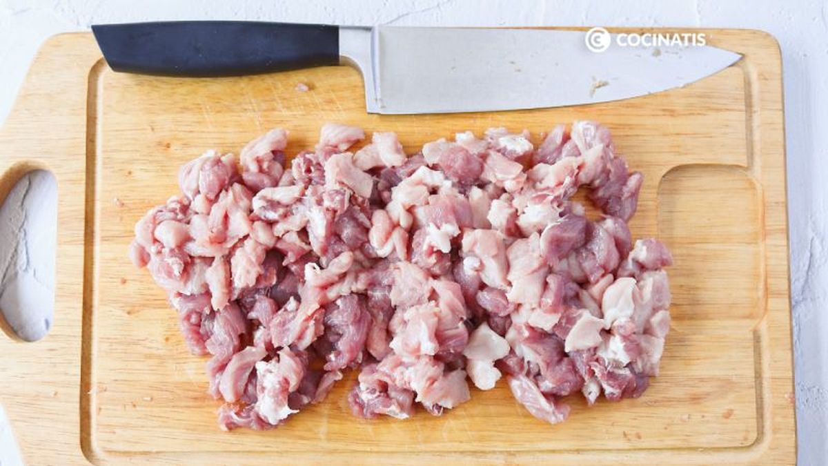 Cortamos el lomo de cerdo en dados pequeños