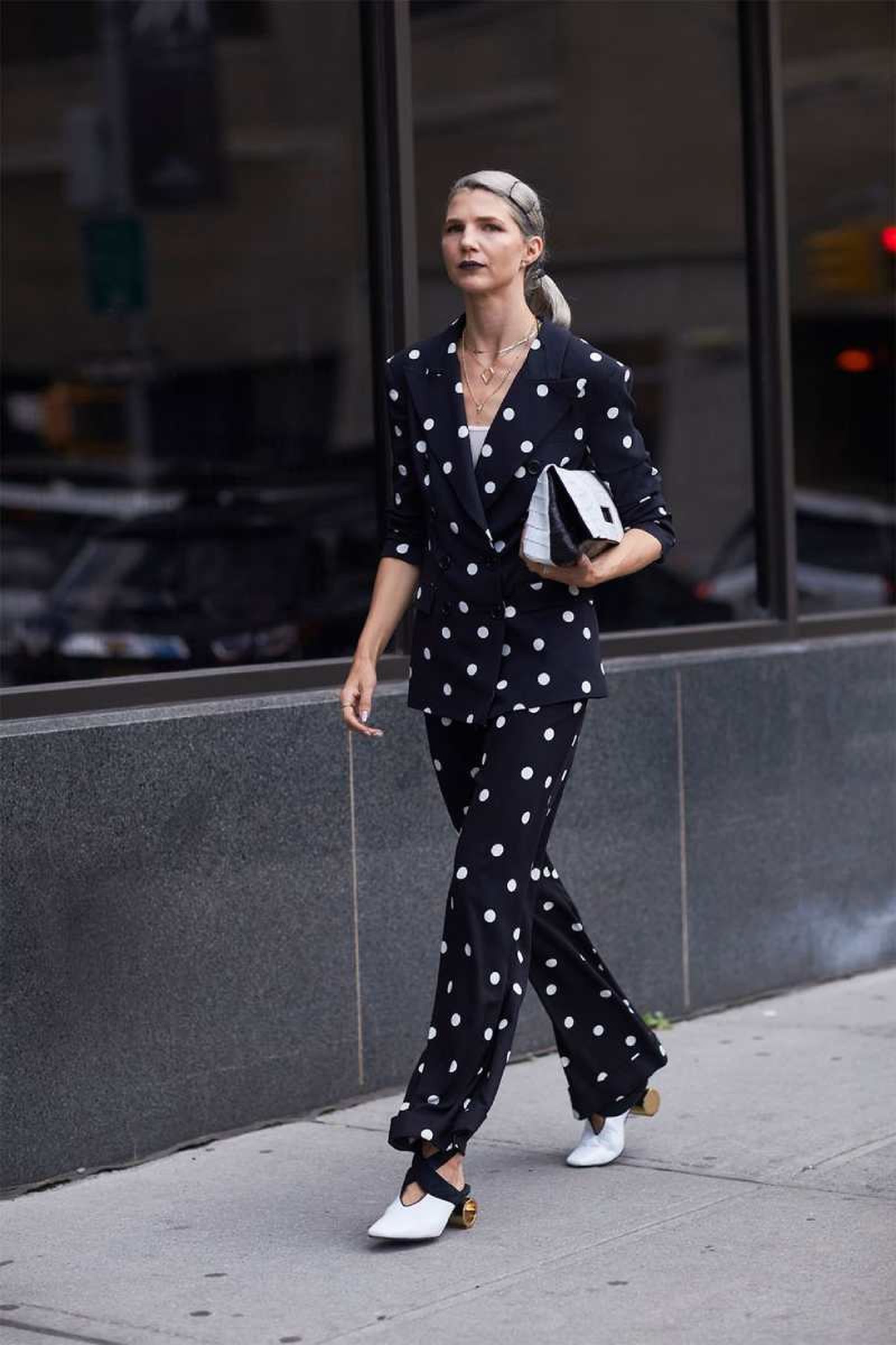 Traje de chaqueta y pantalón de lunares