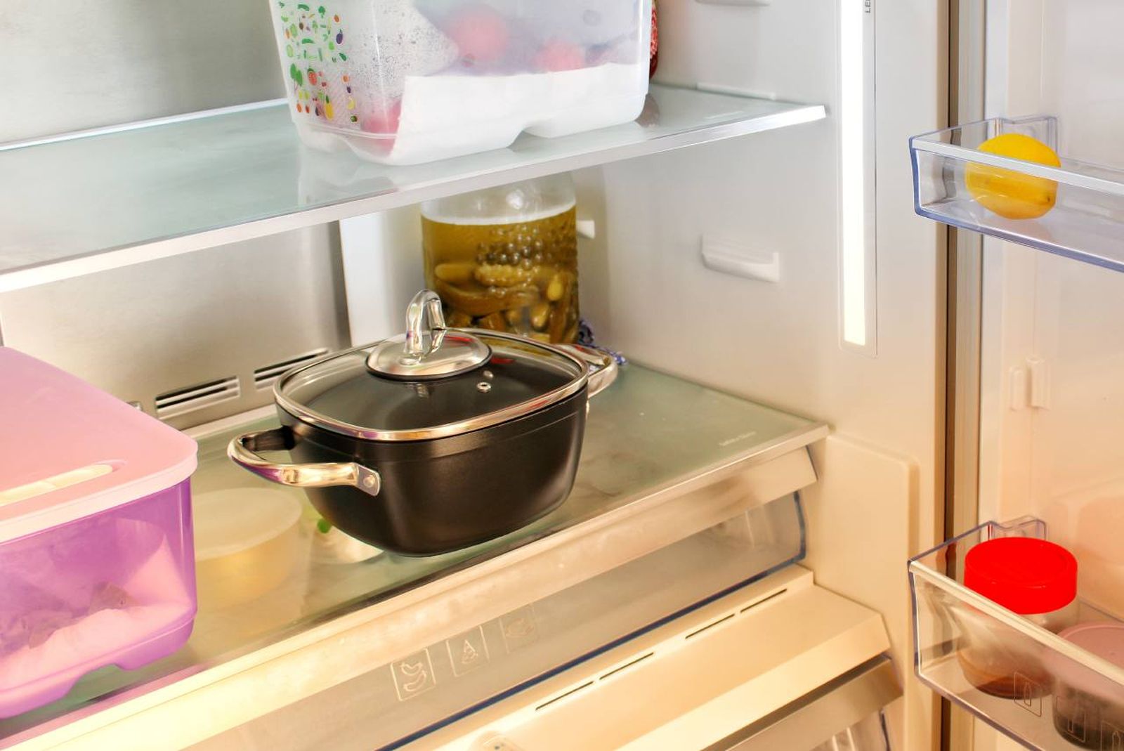 Los alimentos ya cocinados deben guardarse en recipientes con cierre hermético