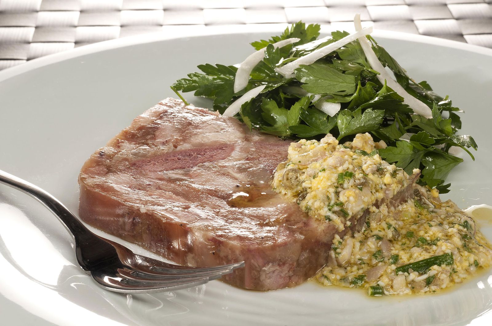 1867 Terrina de cerdo con salsa ravigote (1051) xl