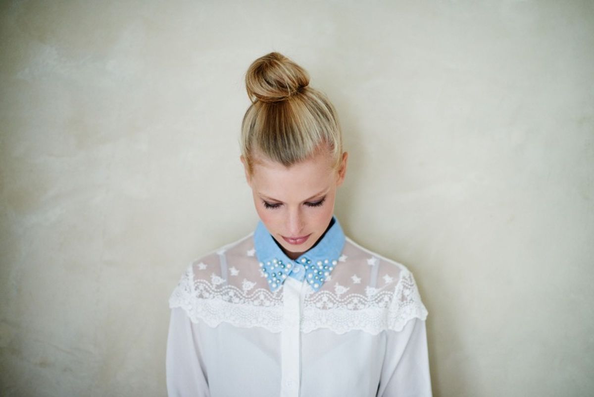 El moño top knot es muy sencillo para hacérselo una misma