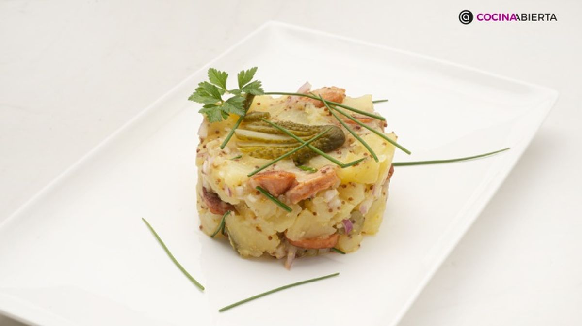 Ensalada alemana de patatas y salchichas o Kartoffelsalat