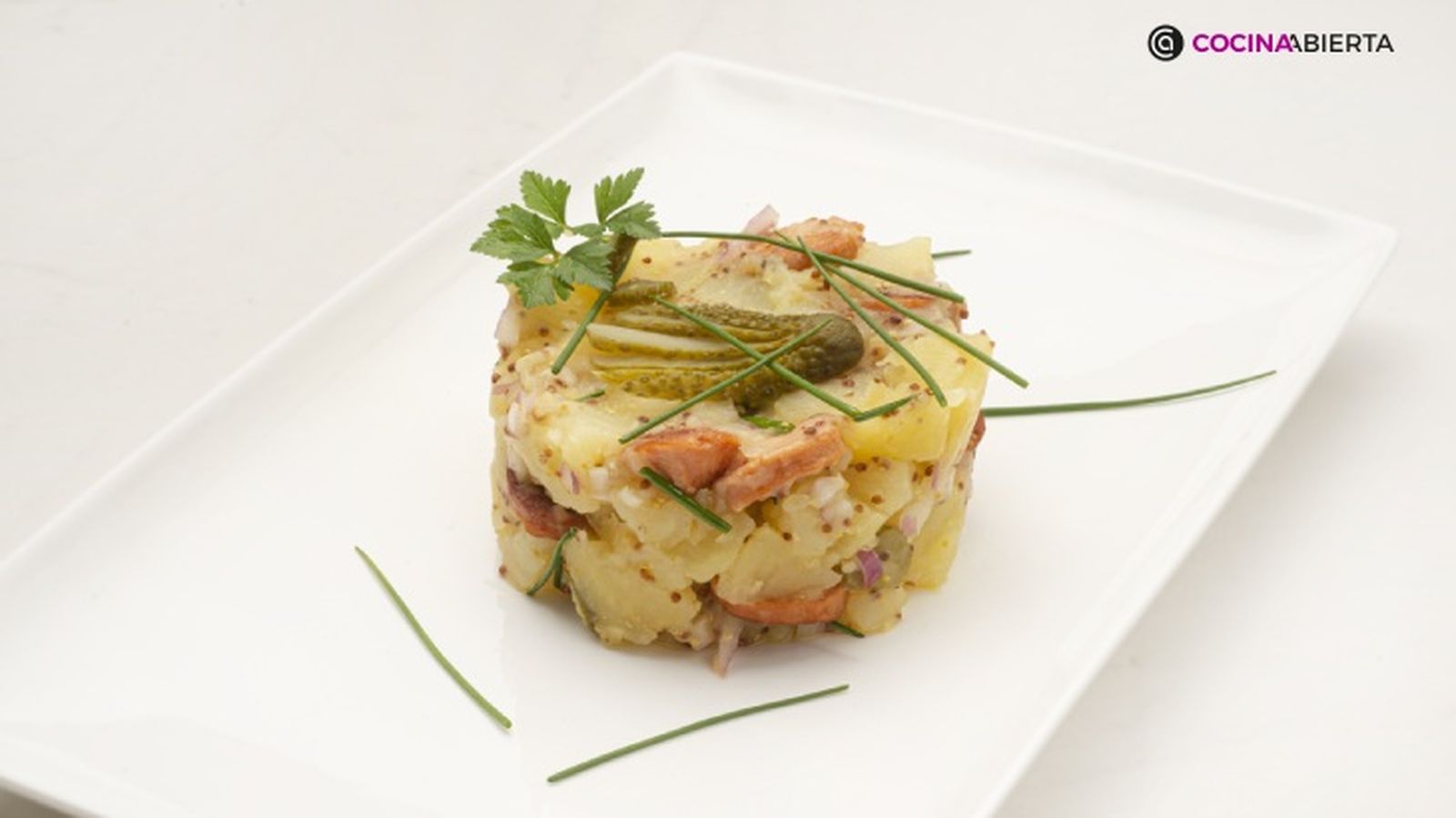Ensalada alemana de patatas y salchichas o Kartoffelsalat