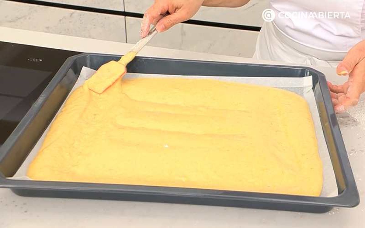 Extienda la masa del bizcocho de calabaza