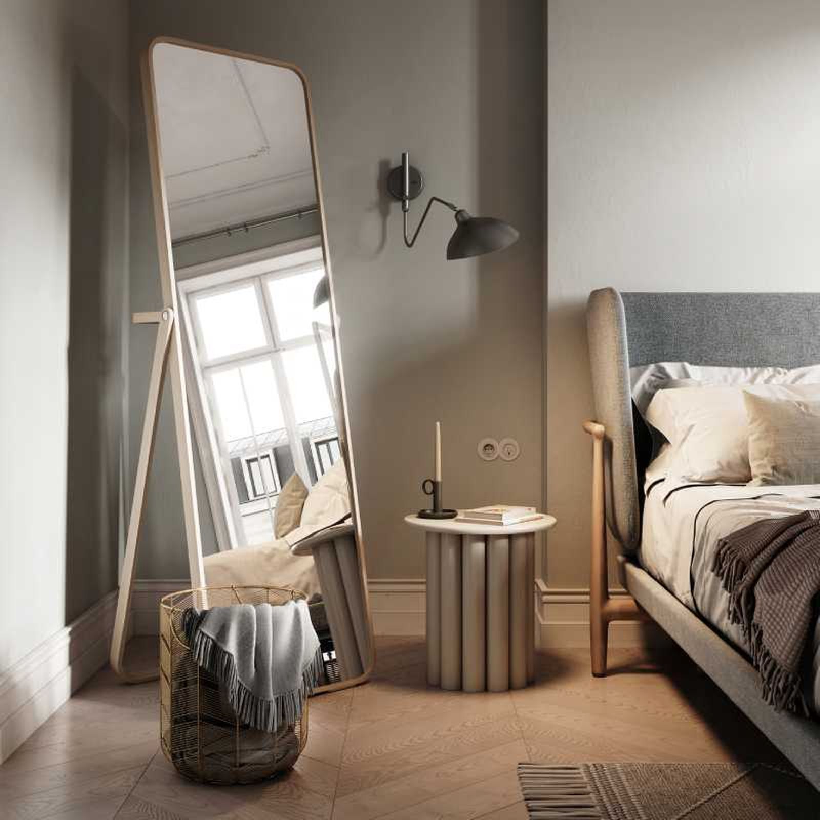 Habitación con espejo de cuerpo entero.