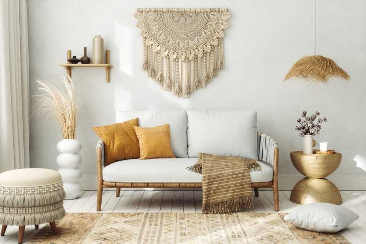 Salón con adorno vintage de macramé en la pared.