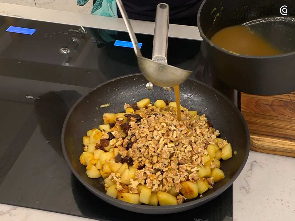 Saltea la manzana, las pasas y nueces