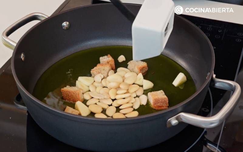 Ingredientes de la receta de sopa de bogavante - Sofríe el ajo, el pan tostado y las almendras