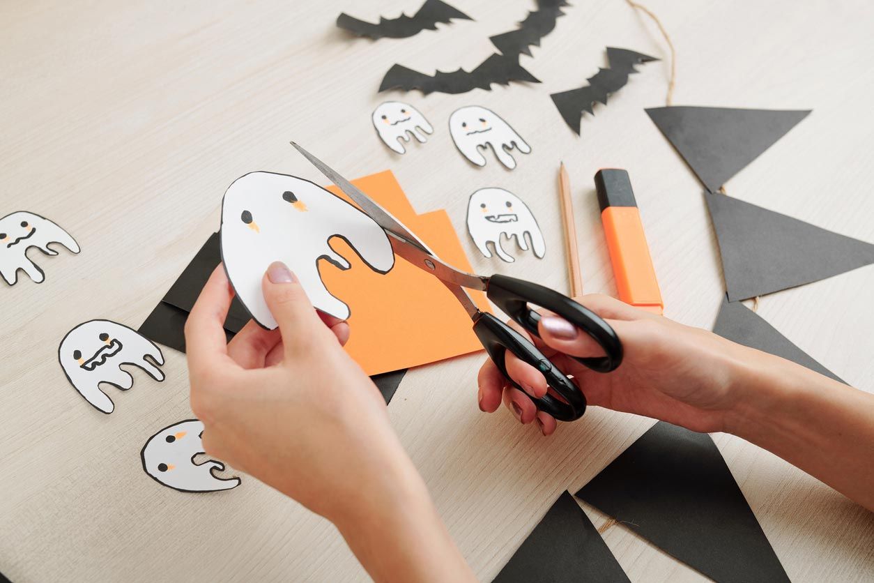 como hacer guirnaldas de halloween fantasmas recortar