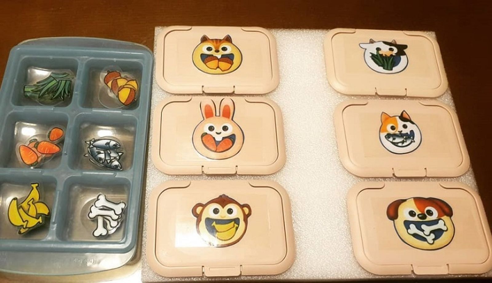 Juego de fichas de animales hecho con las tapas de las toallitas húmedas.