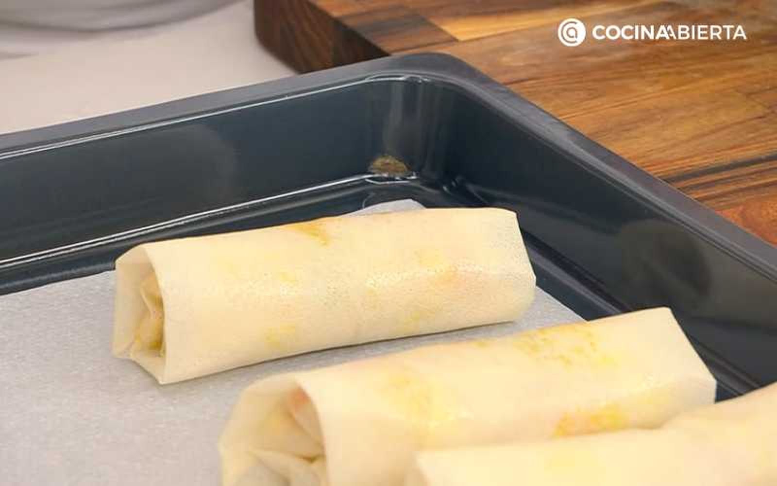Coloca los rollitos en una bandeja