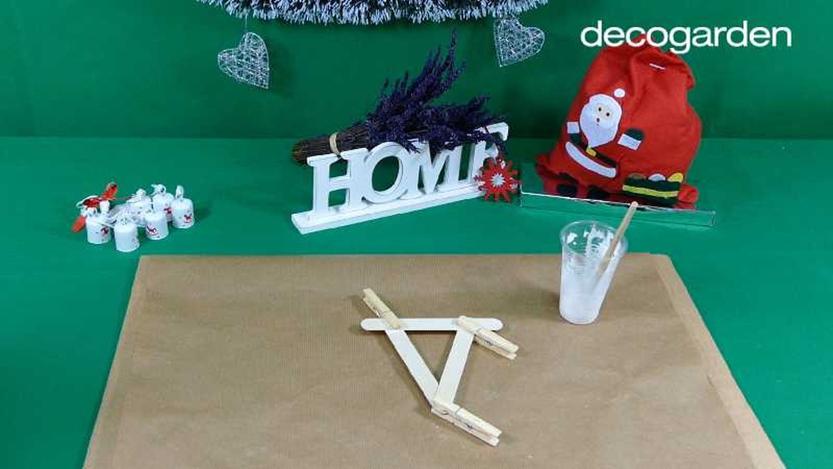 Dejar secar los palos de helado para que el pegamento adhiera bien.