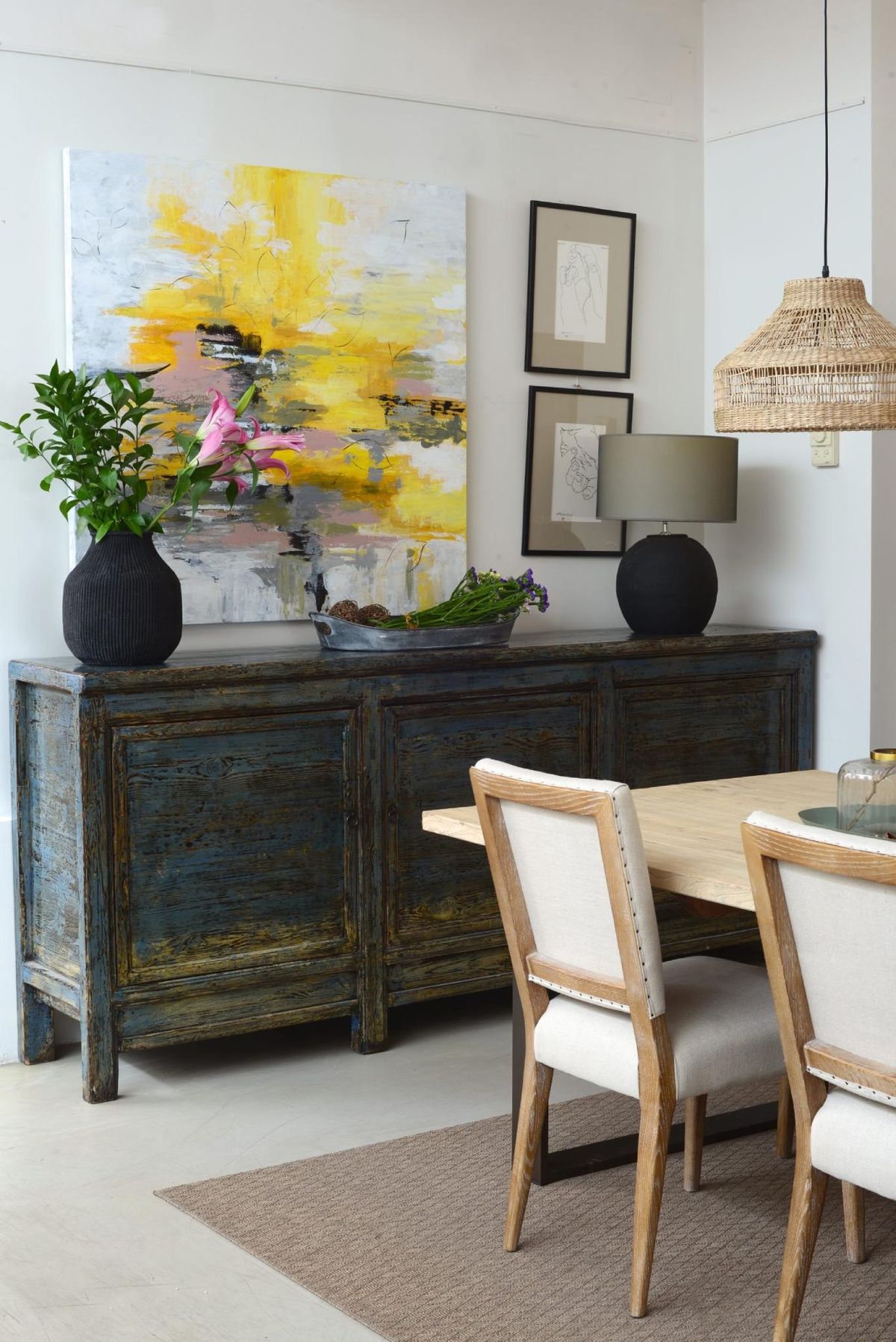 Salón con aparador de madera antiguo restaurado.