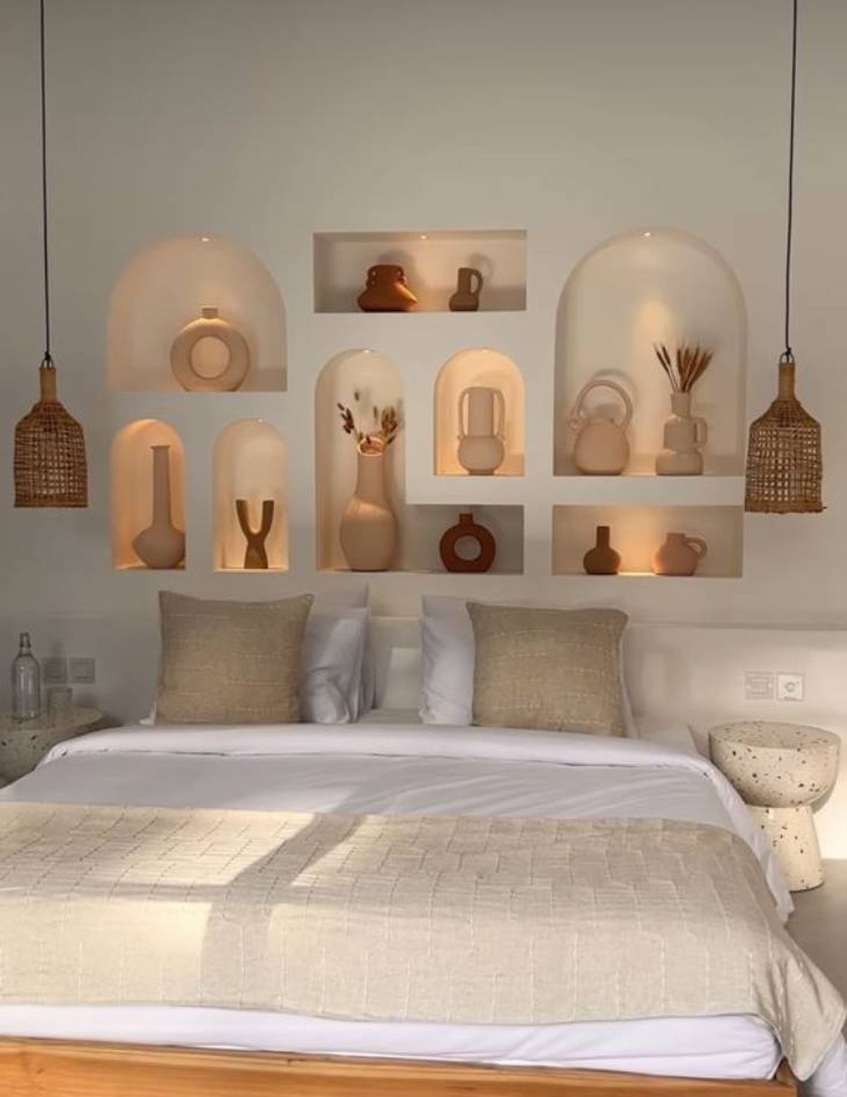 Dormitorio de estilo mediterráneo con baldas de obra.