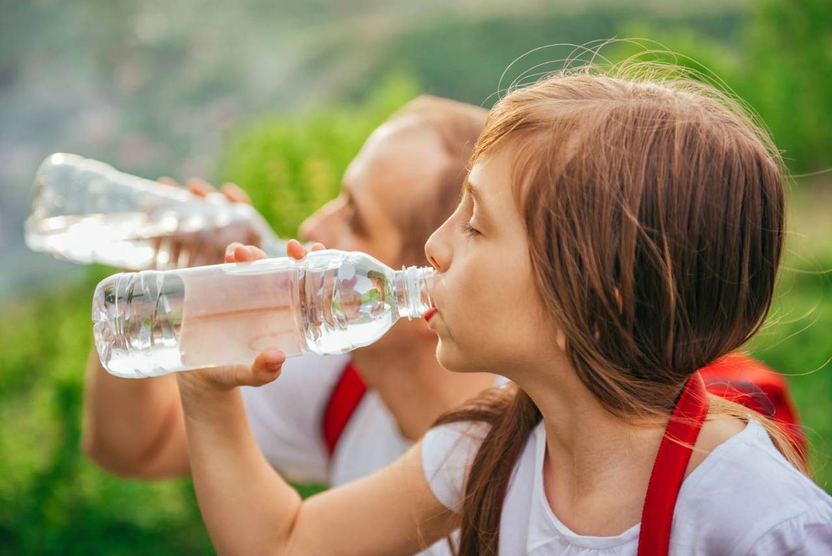 El agua es la mejor opción para una hidratación saludable