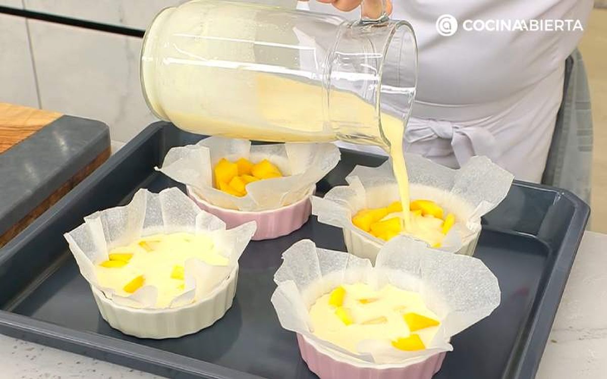 Vierte la masa en los 4 moldes