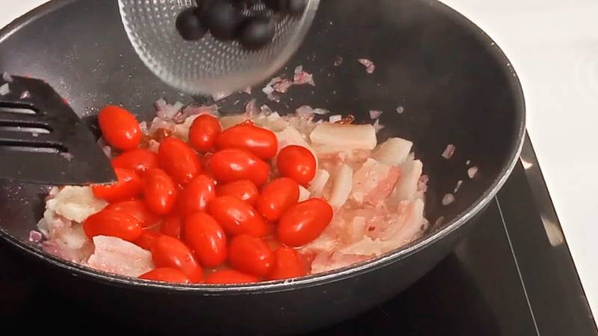 Cocina los ingredientes en la sartén