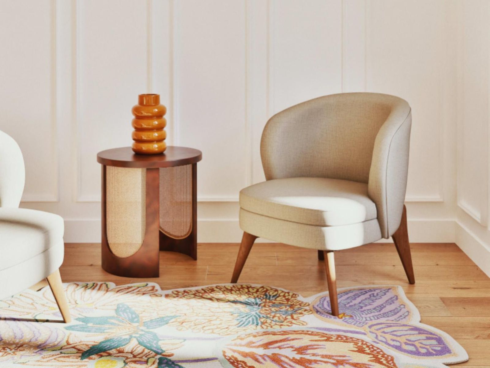 Salón minimalista con jarrón mostaza Marta.