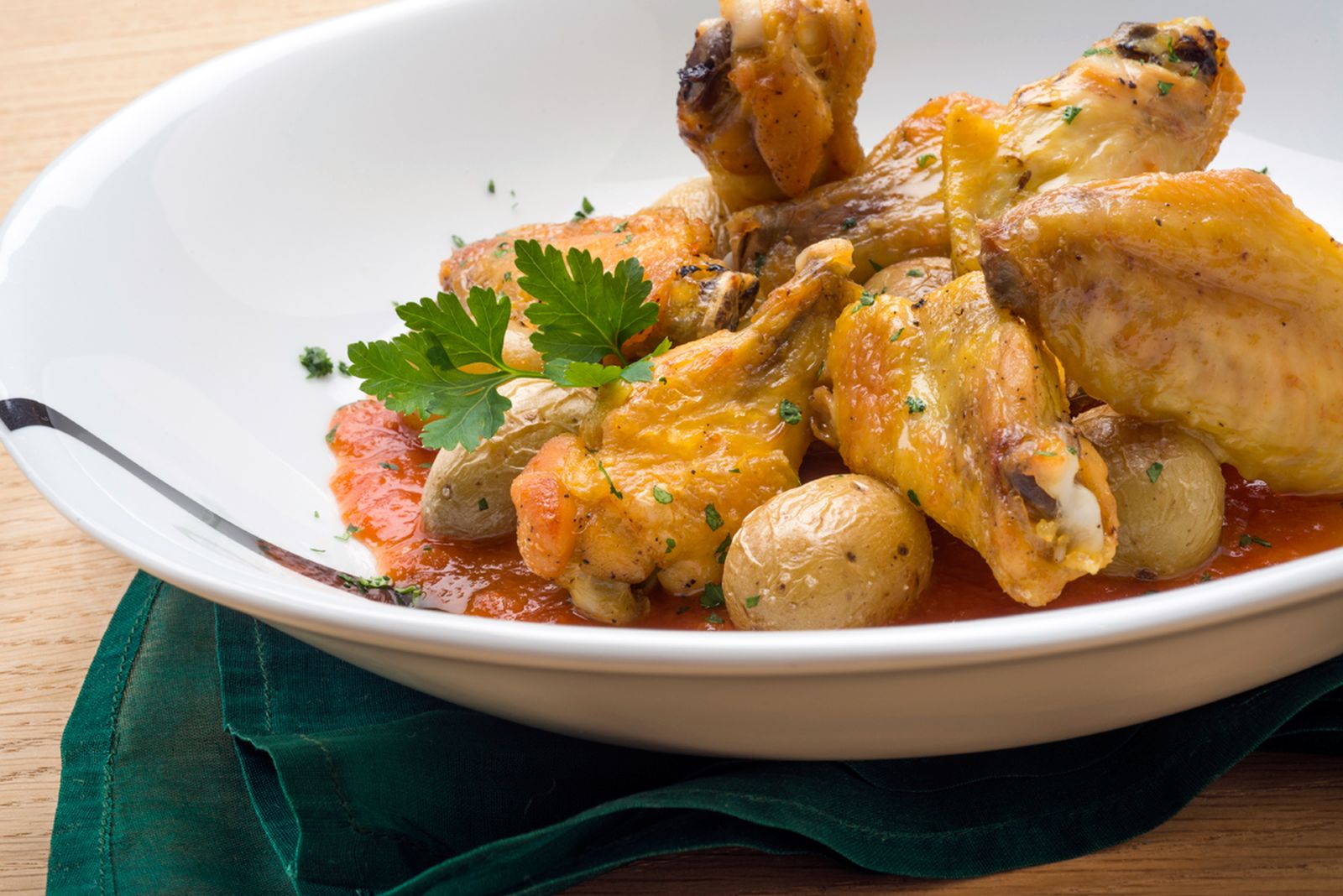 5403 Alitas de pollo con patatas bravas (788) xl