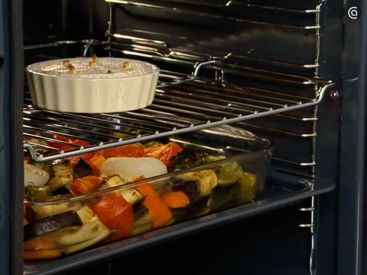 Funde el queso camembert en el horno