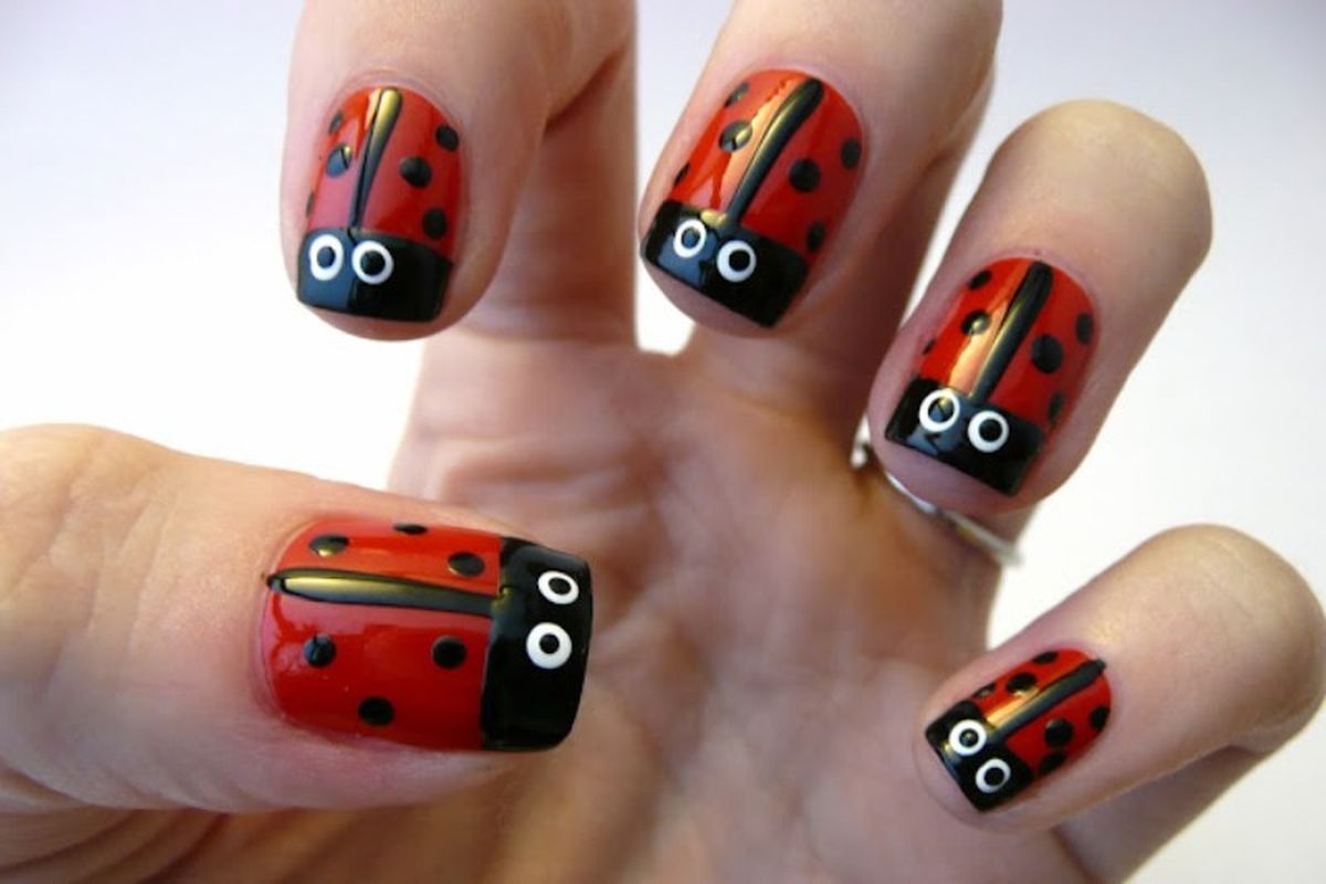 Manicura con diseño sencillo de mariquitas