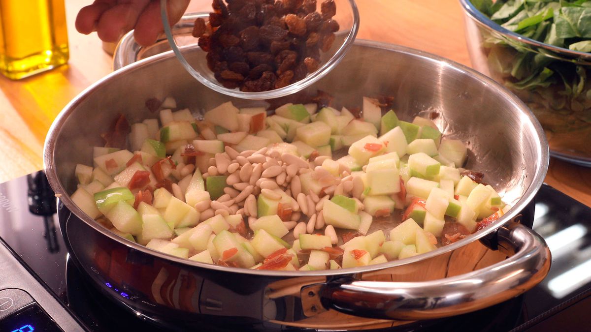 Espinacas salteadas con manzana, piñones y pasas   Paso 2