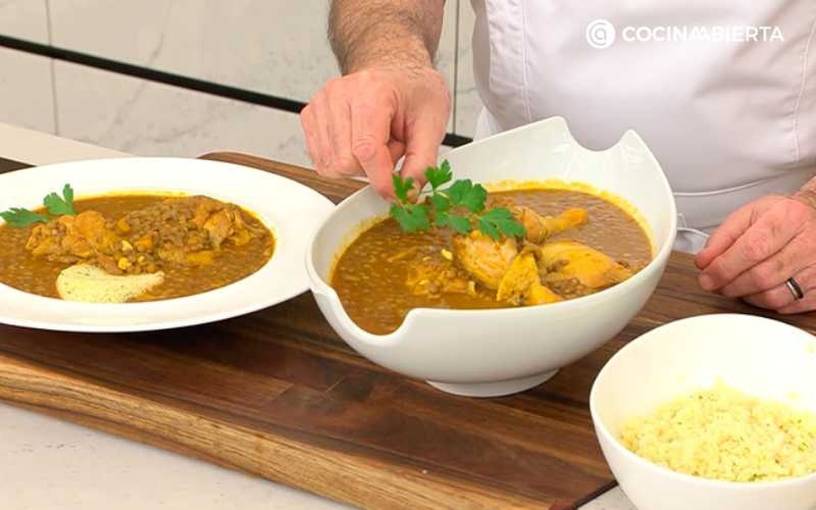Sirve las lentejas con pollo y cuscús
