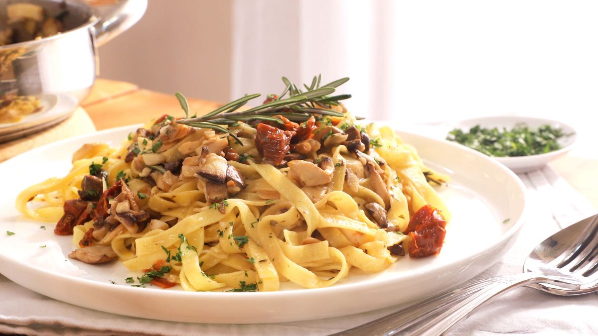 Receta de tagliatelle con setas, tomate seco y almendras  paso 7