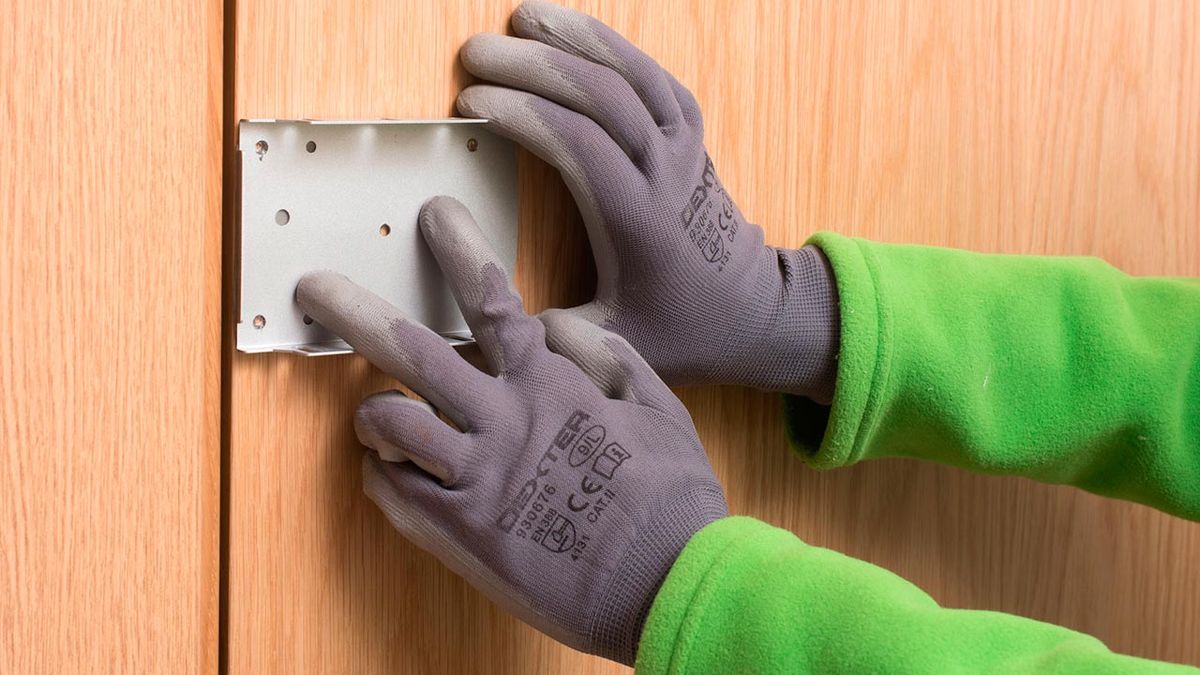 Como colocar una cerradura invisible en la puerta paso 2