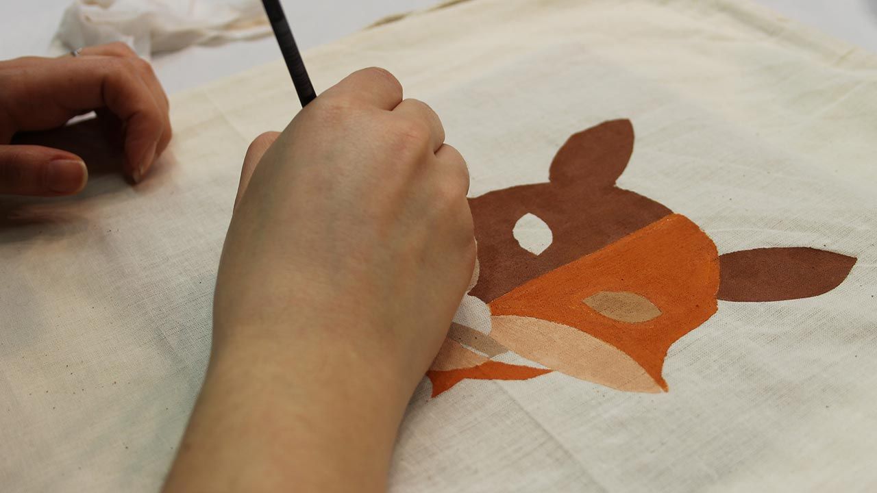 Pintar una mochila de tela paso 7
