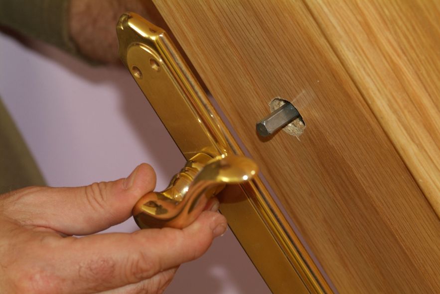 Cómo colocar una puerta paso 9