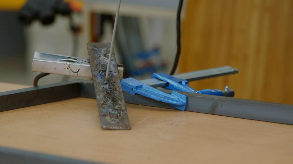 Hacer una mesa alta con estructura soldada paso 5