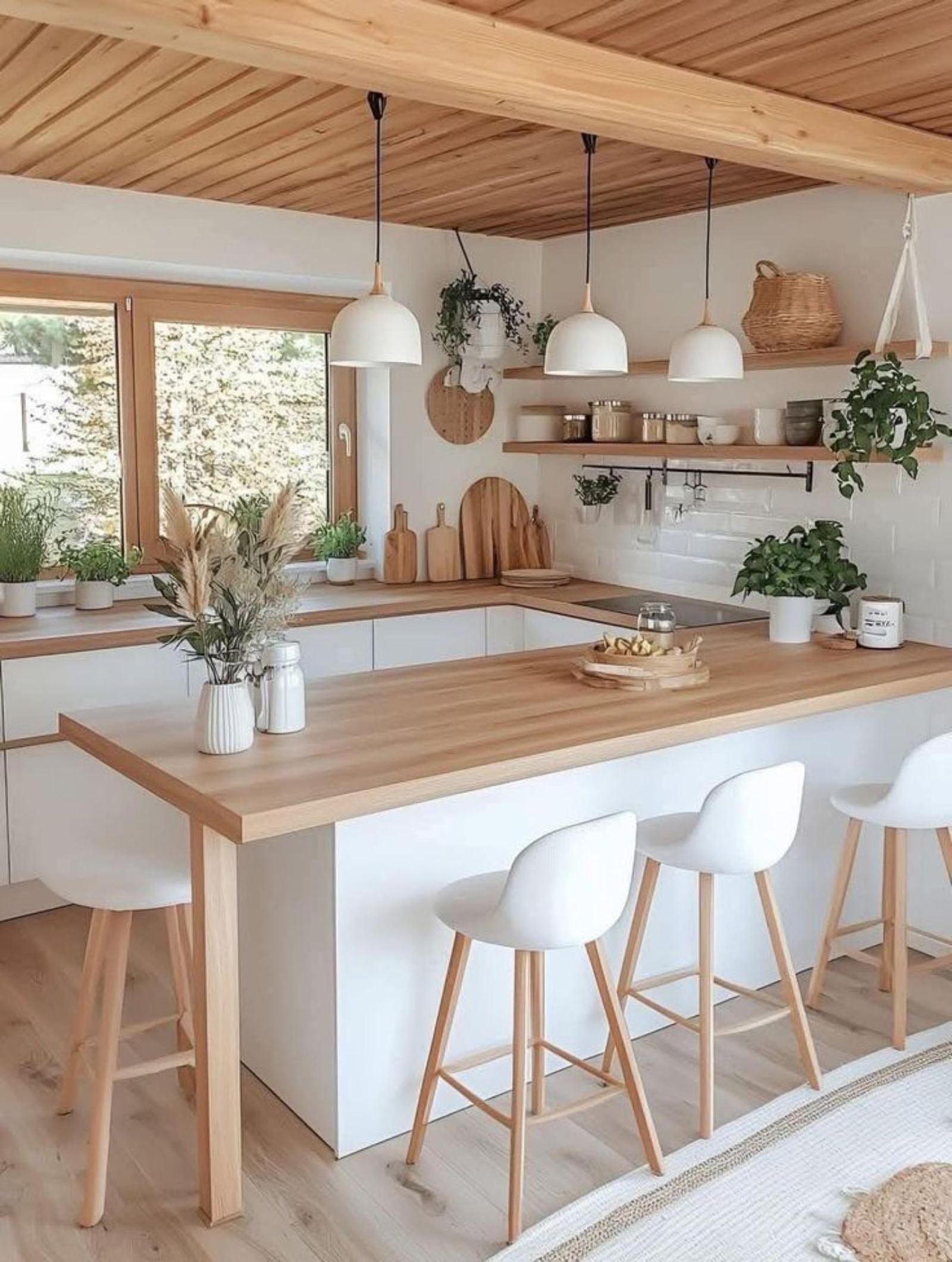 Cocina con península con lámparas de techo colgantes.