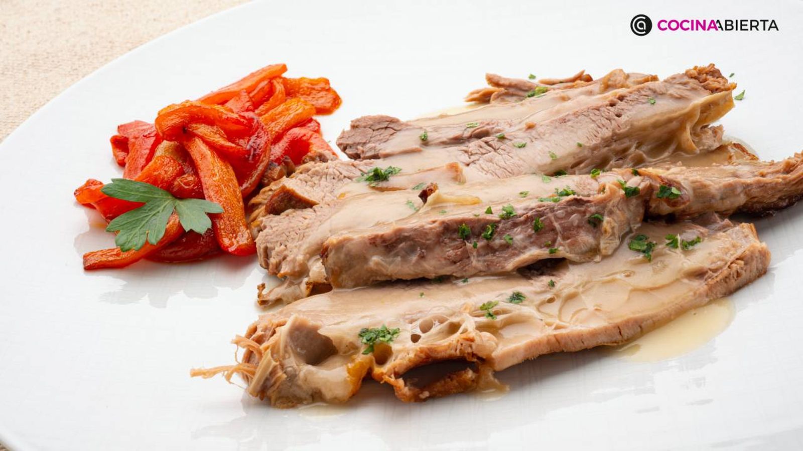 La falda de ternera estofada es un guiso tradicional de la cocina española