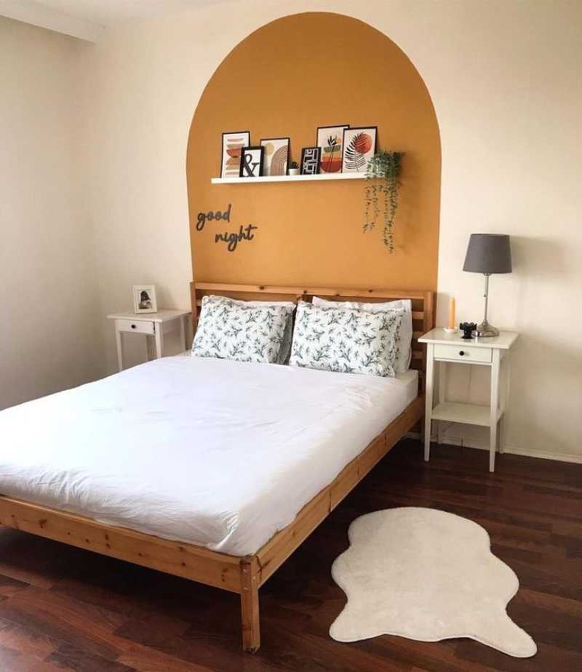 Dormitorio con vinilo en forma de arco.