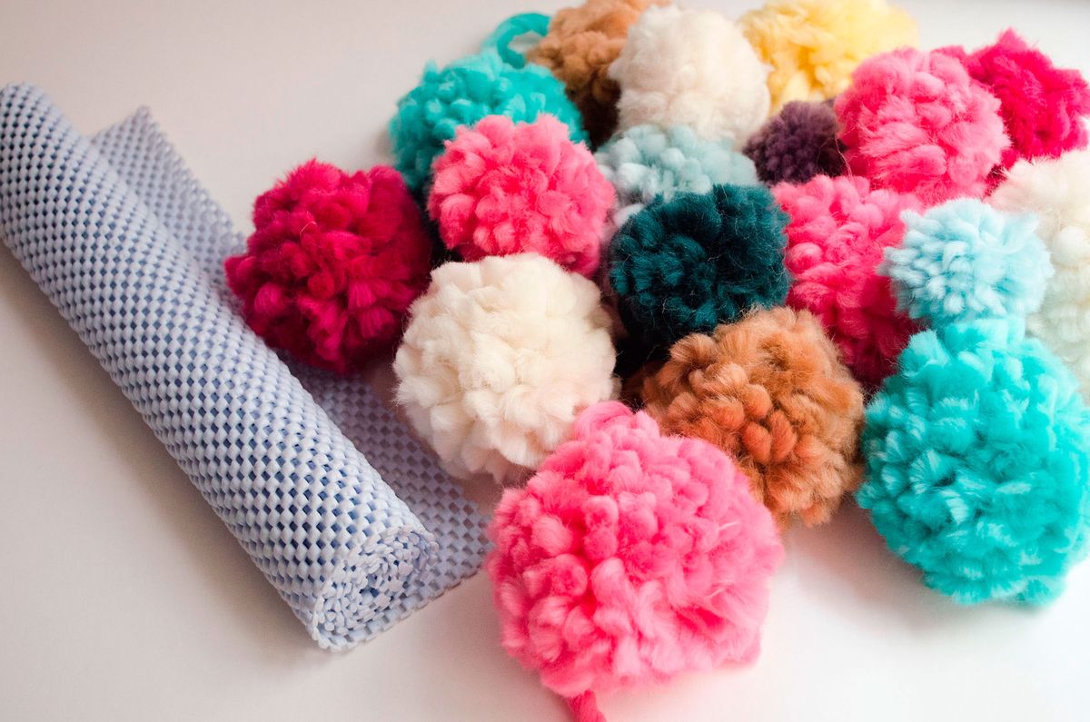 alfombra pompones materiales