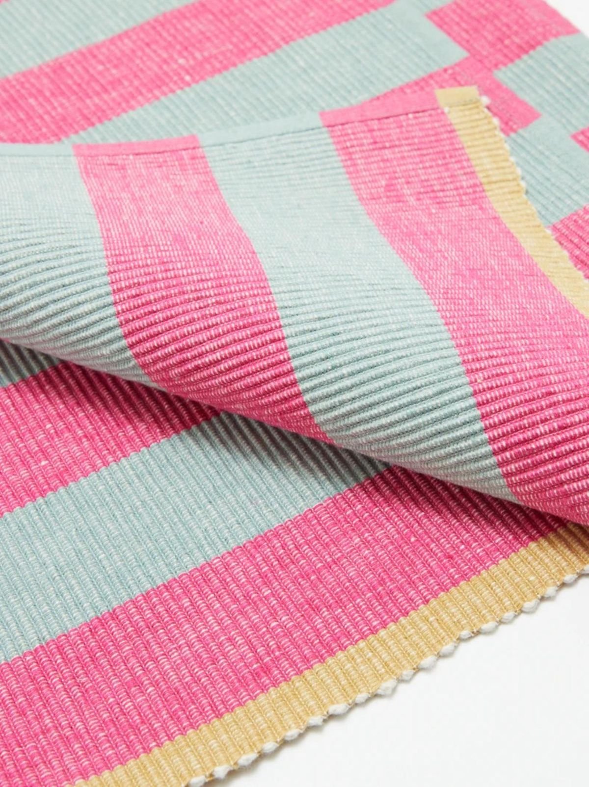 Mantel individual rosa y verde.